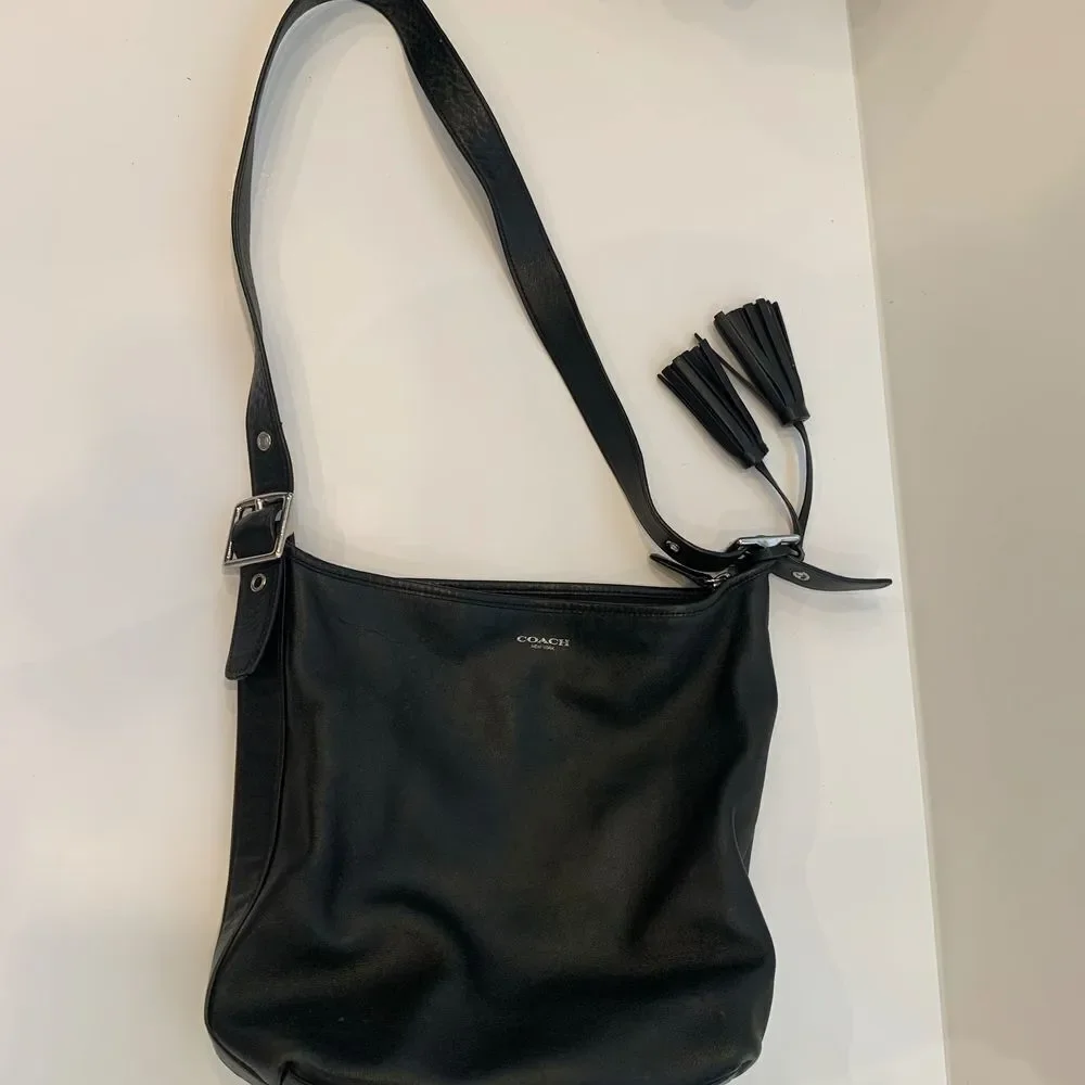 EUC Coach Black Leather Bucket Bag‎ Purse with Tassel Accents Belt Style Strap